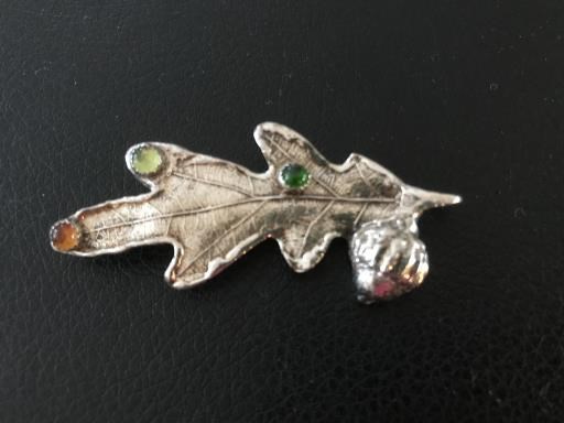 Oak leaf and acorn pin/pendant , copyright © Helen Chen
